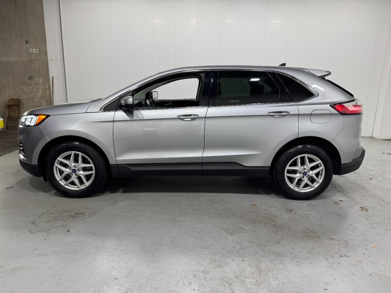 Ford Edge Vehicle Full-screen Gallery Image 2