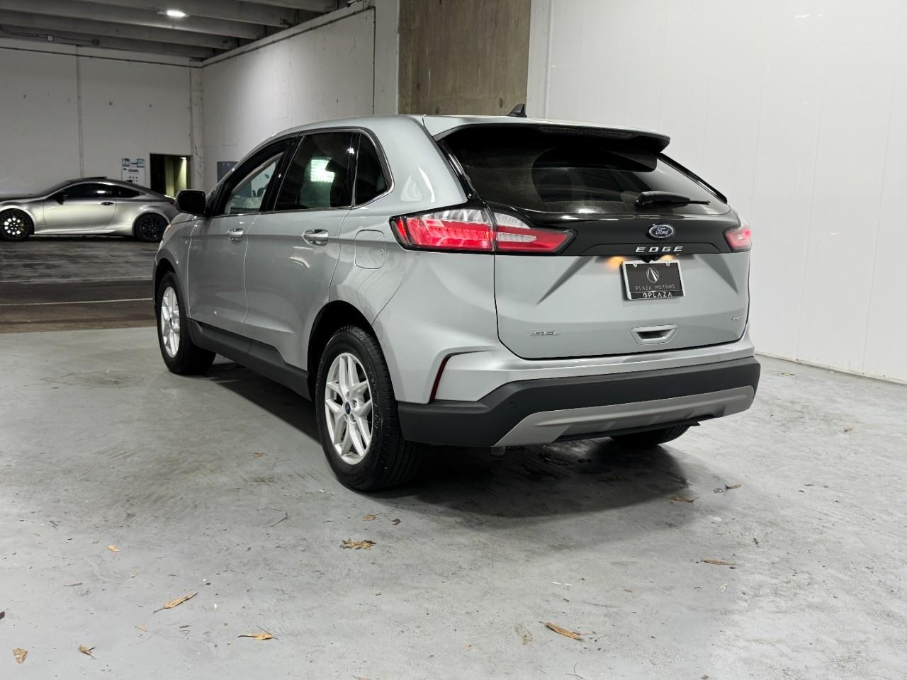 Ford Edge Vehicle Full-screen Gallery Image 3