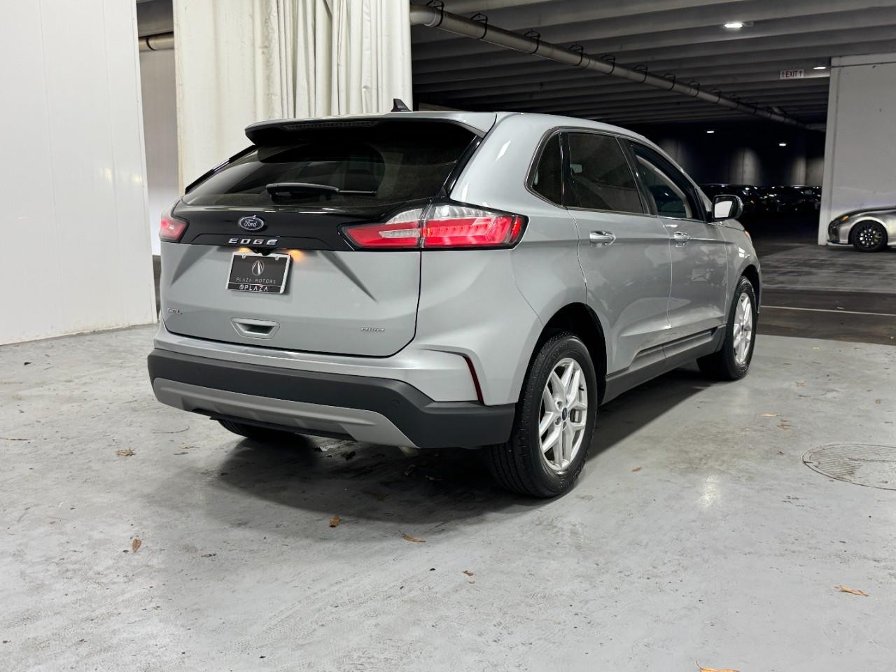 Ford Edge Vehicle Full-screen Gallery Image 4