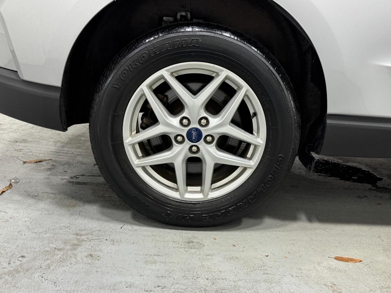 Ford Edge Vehicle Full-screen Gallery Image 5