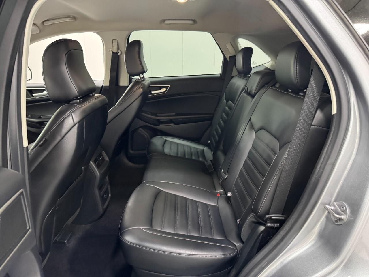 Ford Edge Vehicle Full-screen Gallery Image 8