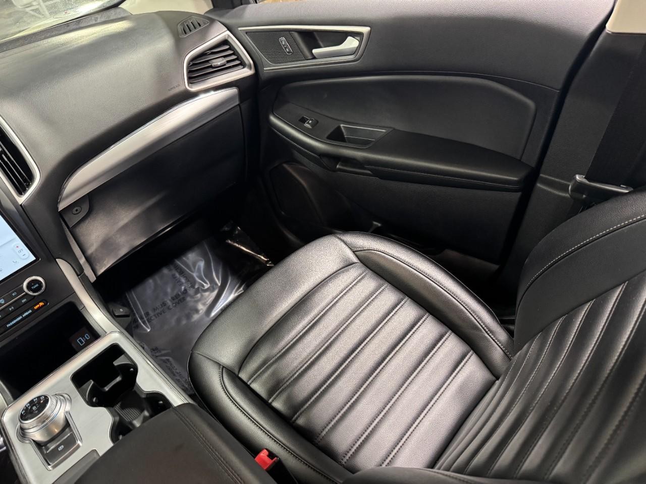 Ford Edge Vehicle Full-screen Gallery Image 16