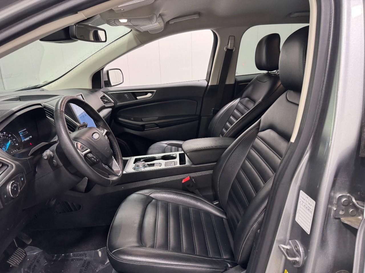 Ford Edge Vehicle Full-screen Gallery Image 24