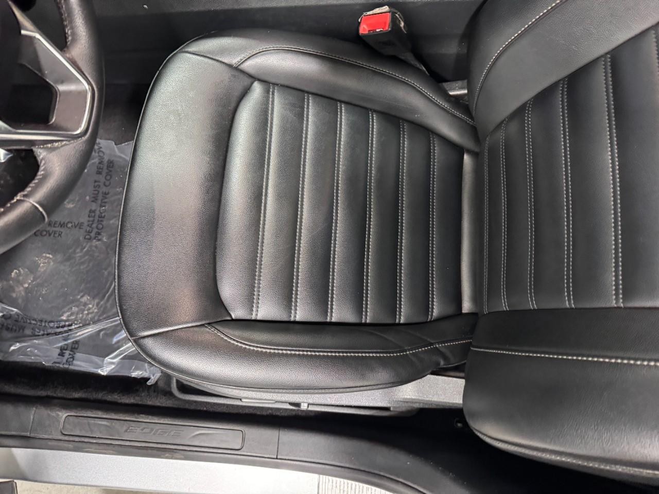 Ford Edge Vehicle Full-screen Gallery Image 25