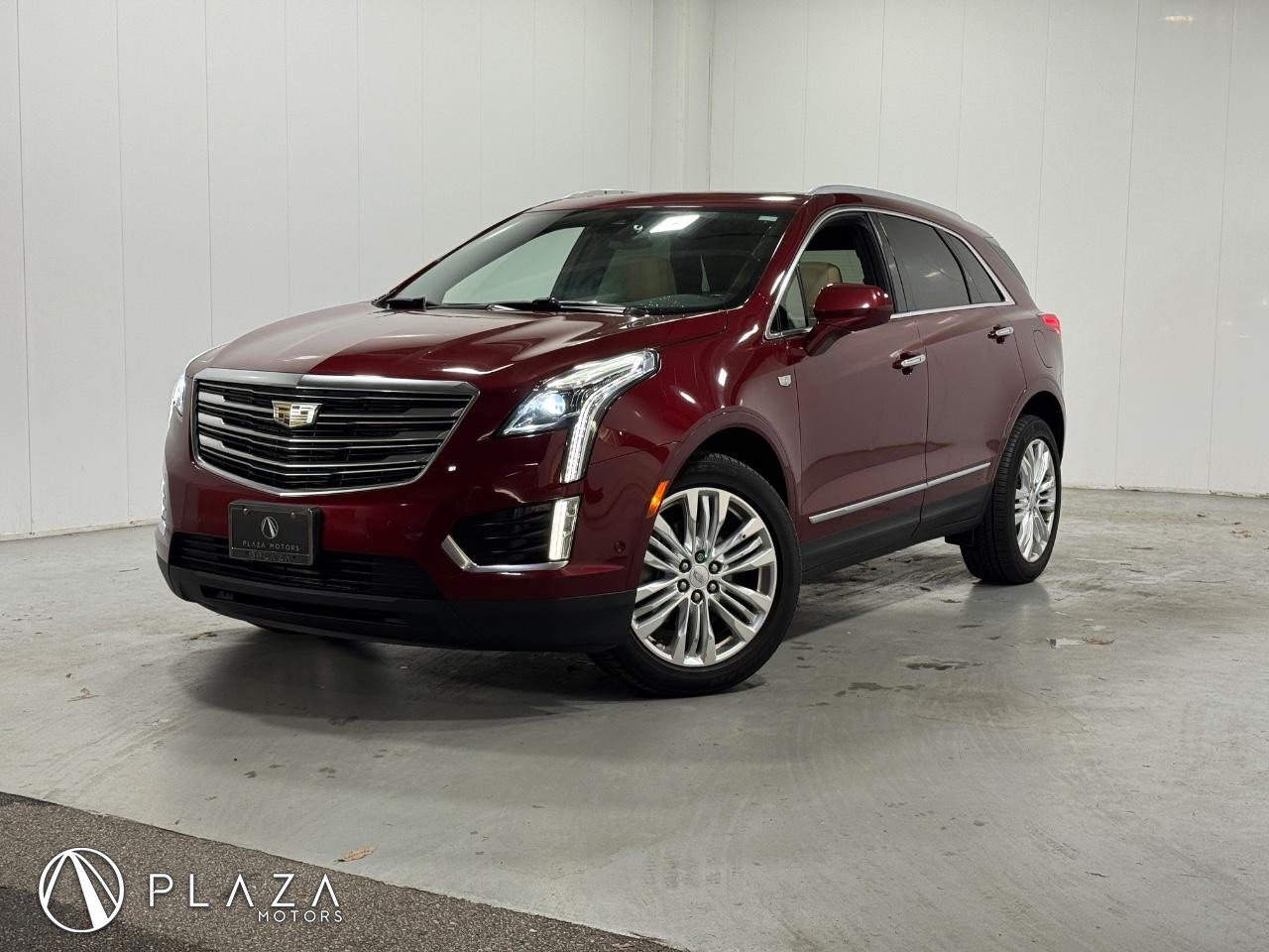 Cadillac XT5 Vehicle Full-screen Gallery Image 01