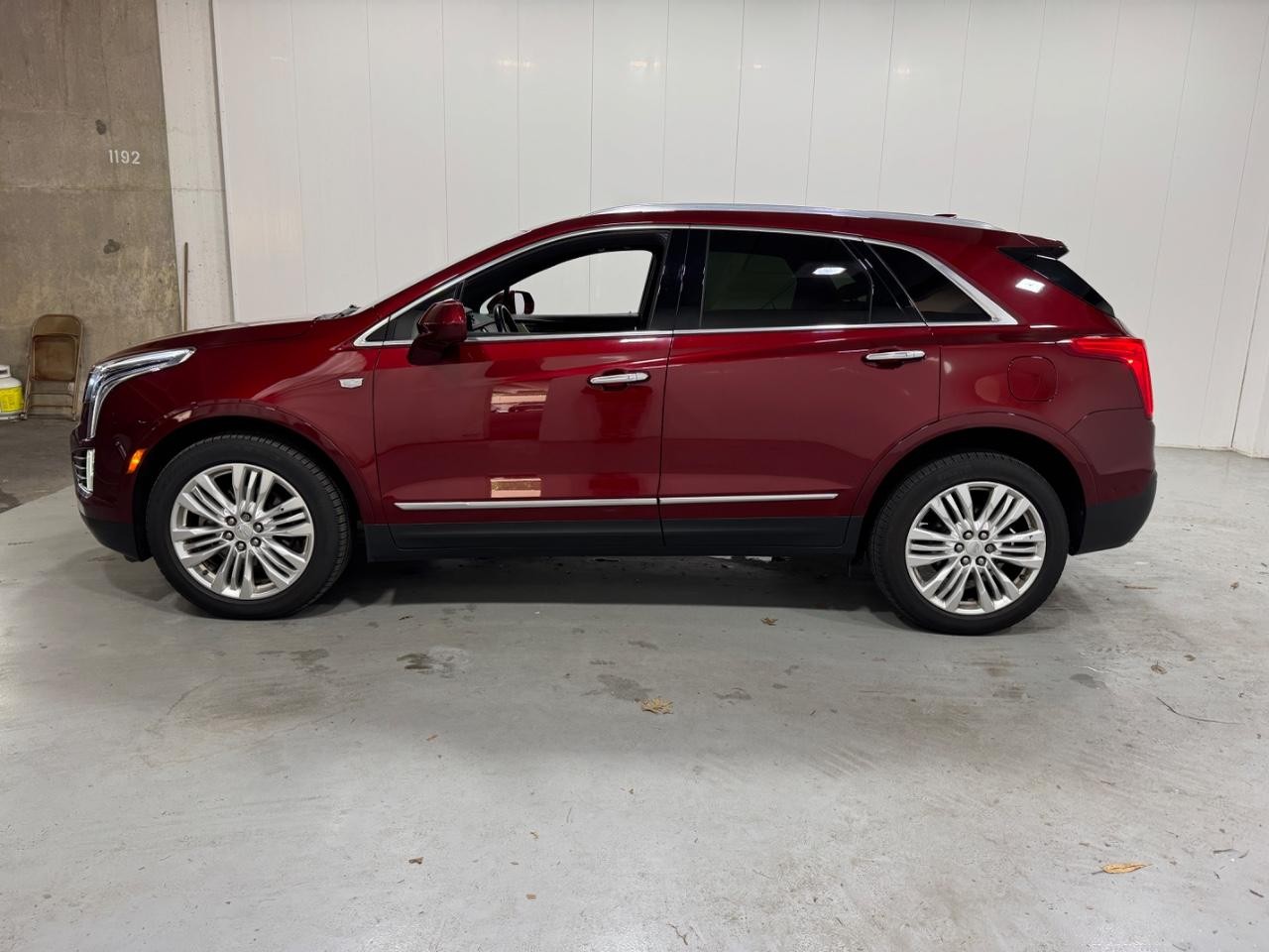 Cadillac XT5 Vehicle Full-screen Gallery Image 02