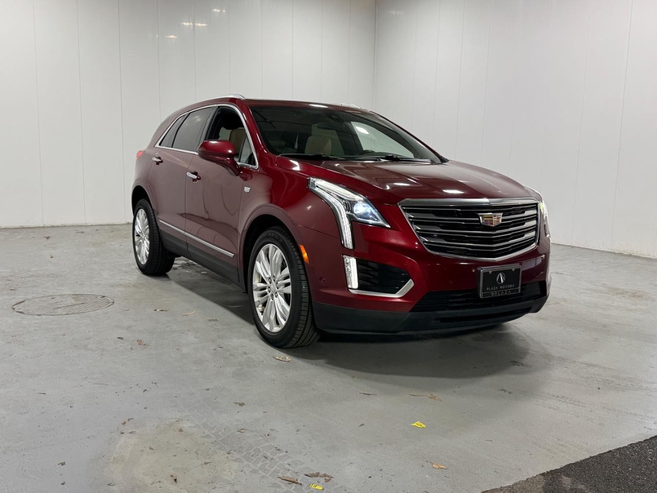 Cadillac XT5 Vehicle Full-screen Gallery Image 06
