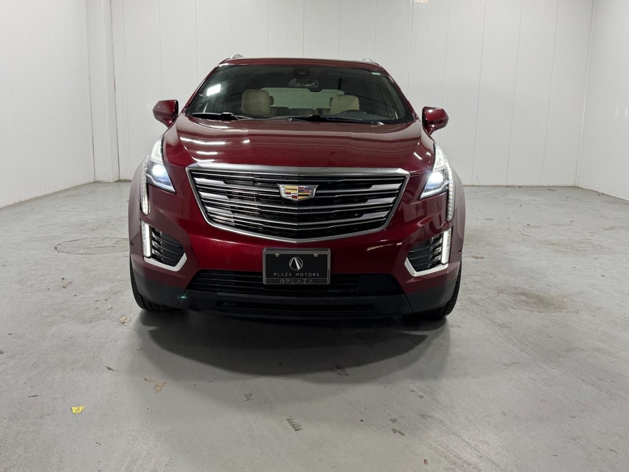 Cadillac XT5 Vehicle Full-screen Gallery Image 07