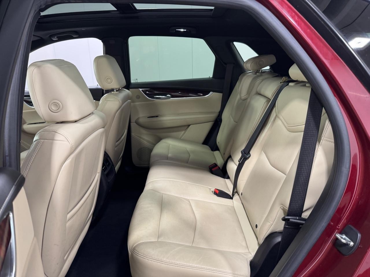 Cadillac XT5 Vehicle Full-screen Gallery Image 08