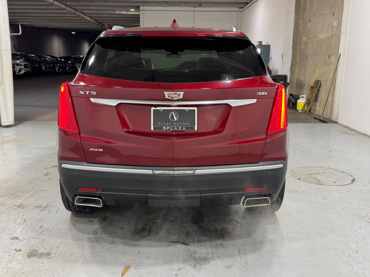 Cadillac XT5 Vehicle Full-screen Gallery Image 09