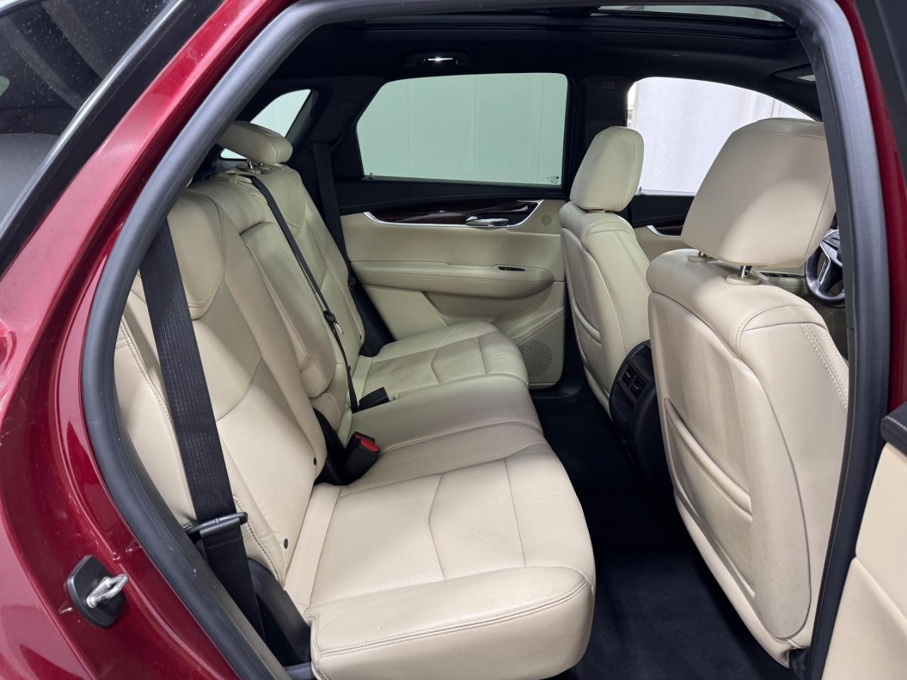 Cadillac XT5 Vehicle Full-screen Gallery Image 10