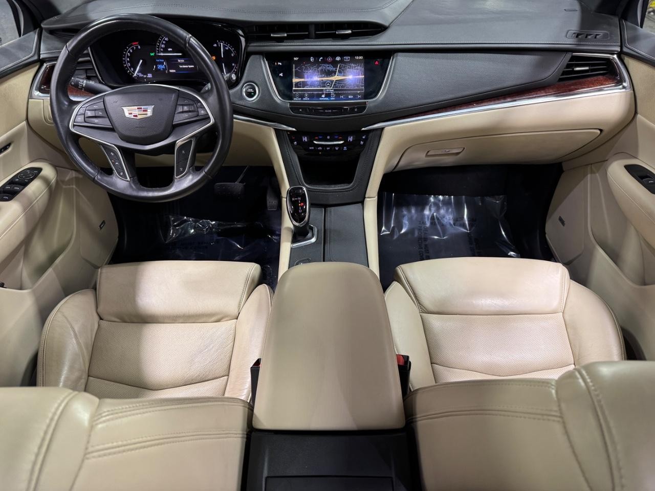 Cadillac XT5 Vehicle Full-screen Gallery Image 12