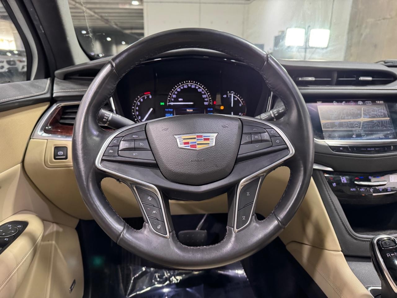 Cadillac XT5 Vehicle Full-screen Gallery Image 13