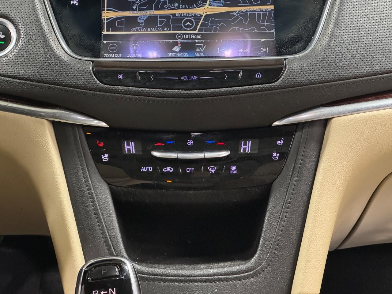 Cadillac XT5 Vehicle Full-screen Gallery Image 15