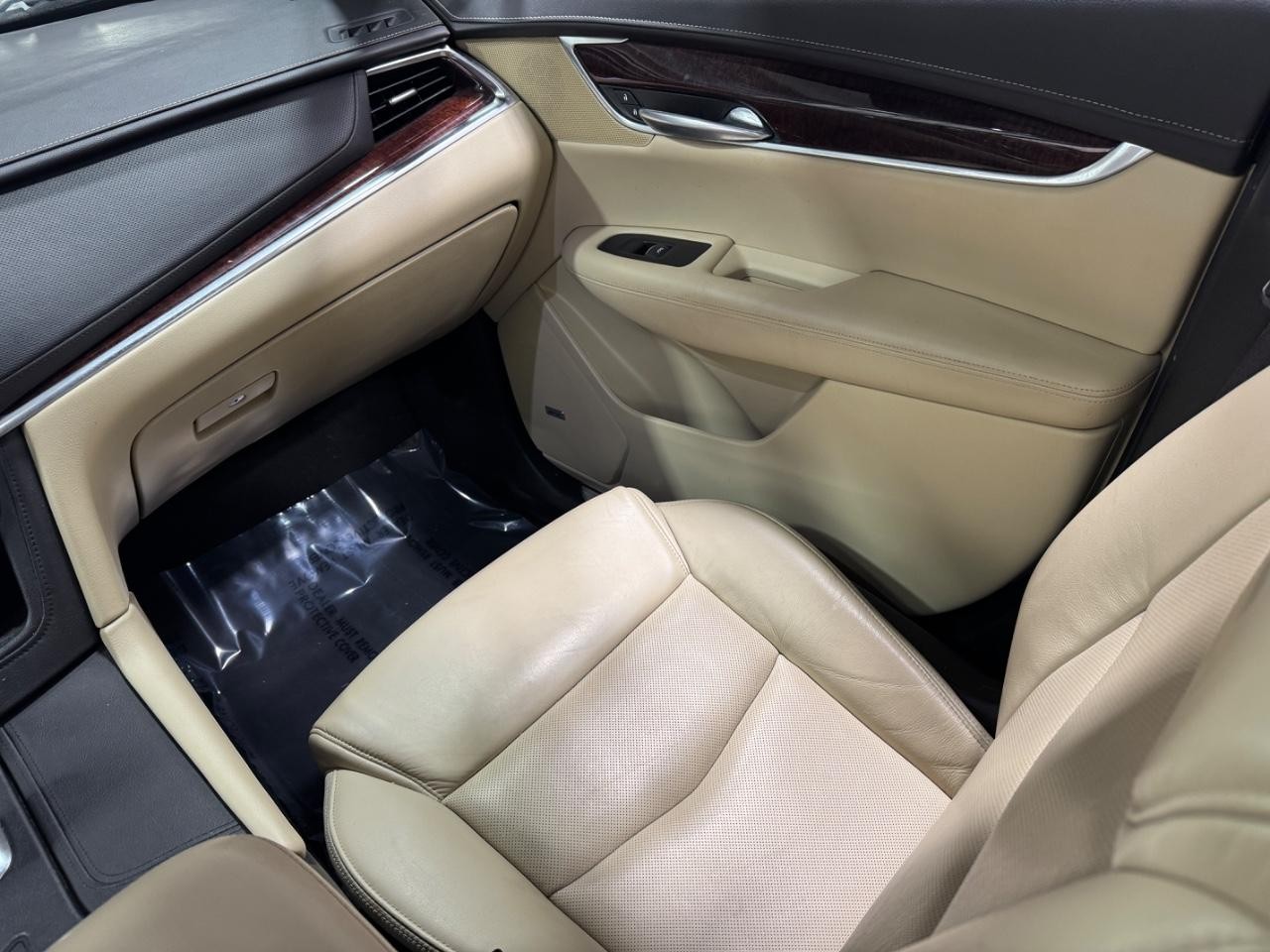 Cadillac XT5 Vehicle Full-screen Gallery Image 17