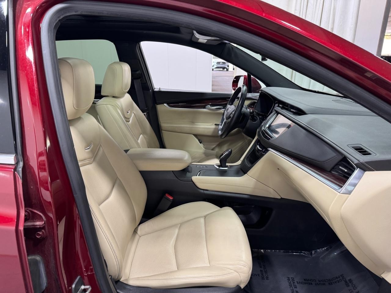 Cadillac XT5 Vehicle Full-screen Gallery Image 18