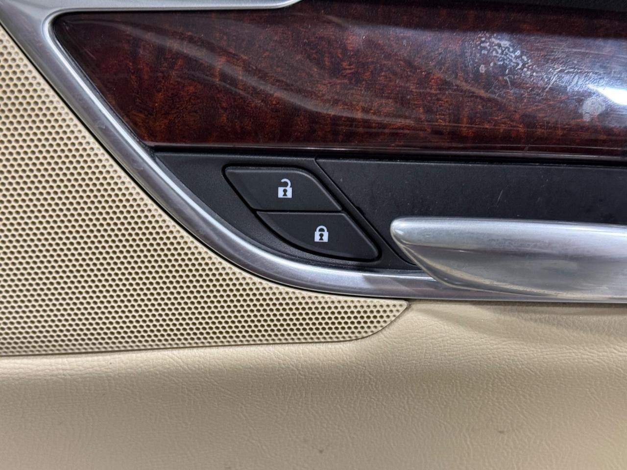 Cadillac XT5 Vehicle Full-screen Gallery Image 21