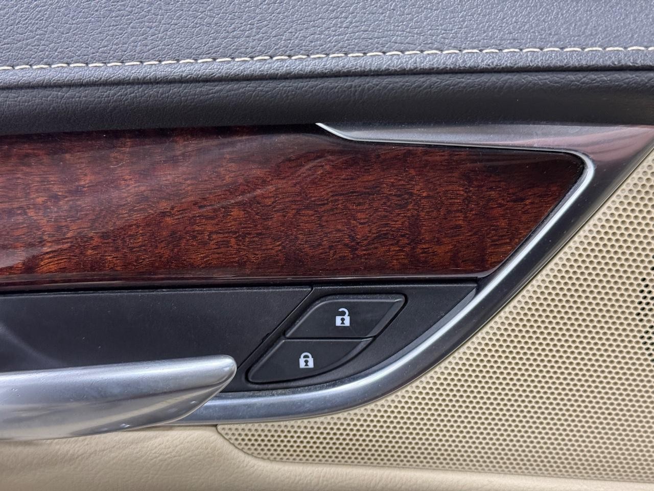 Cadillac XT5 Vehicle Full-screen Gallery Image 23