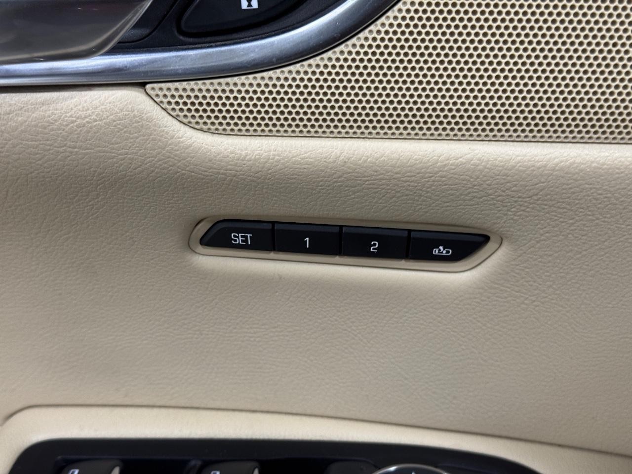 Cadillac XT5 Vehicle Full-screen Gallery Image 24