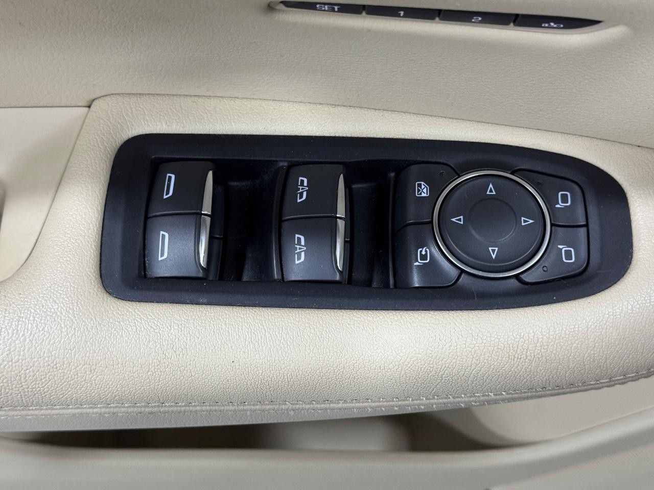 Cadillac XT5 Vehicle Full-screen Gallery Image 25