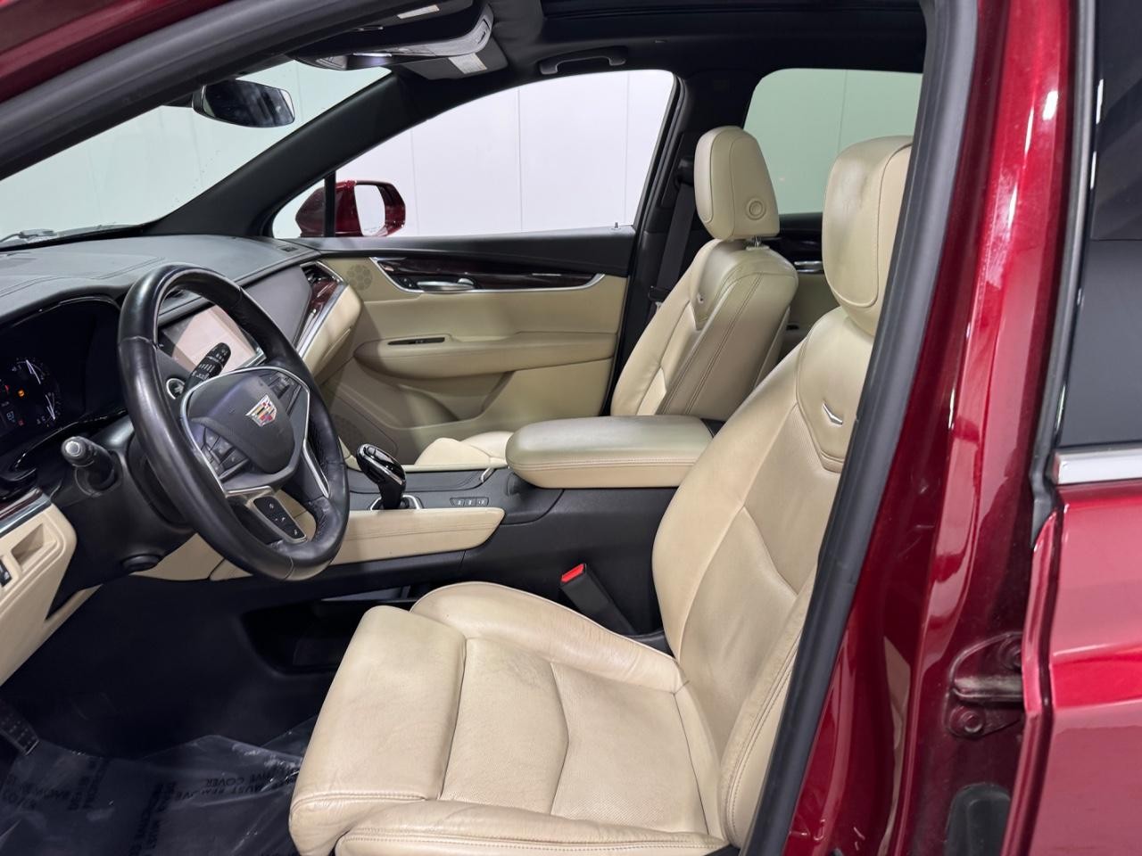 Cadillac XT5 Vehicle Full-screen Gallery Image 28