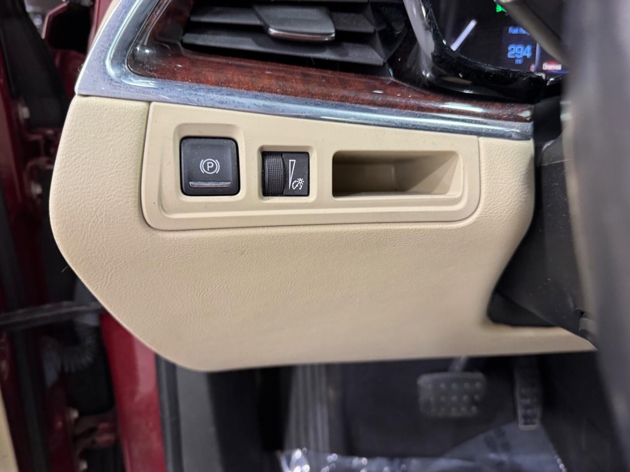 Cadillac XT5 Vehicle Full-screen Gallery Image 31