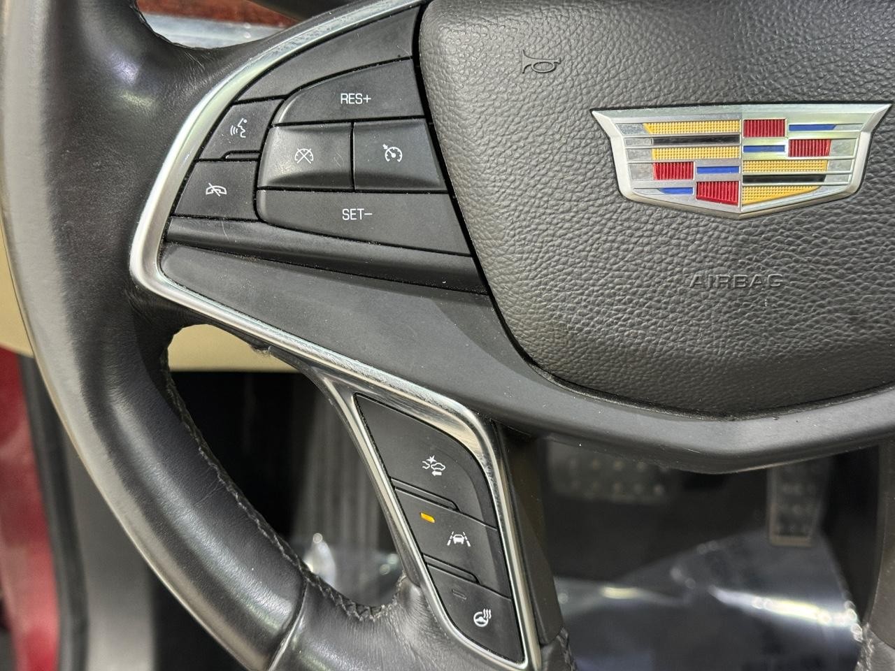 Cadillac XT5 Vehicle Full-screen Gallery Image 32