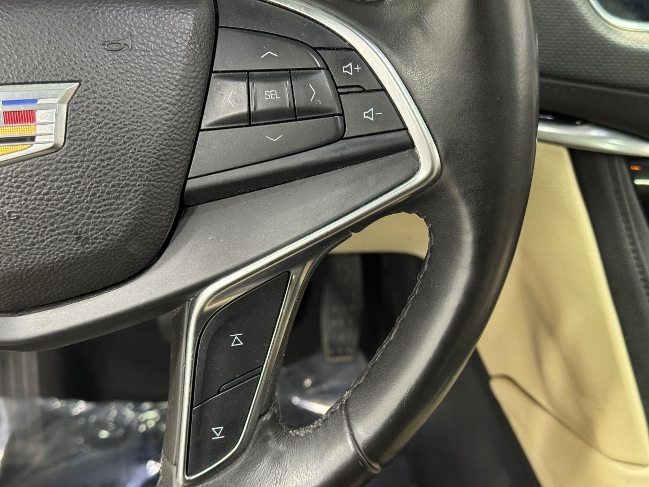 Cadillac XT5 Vehicle Full-screen Gallery Image 33