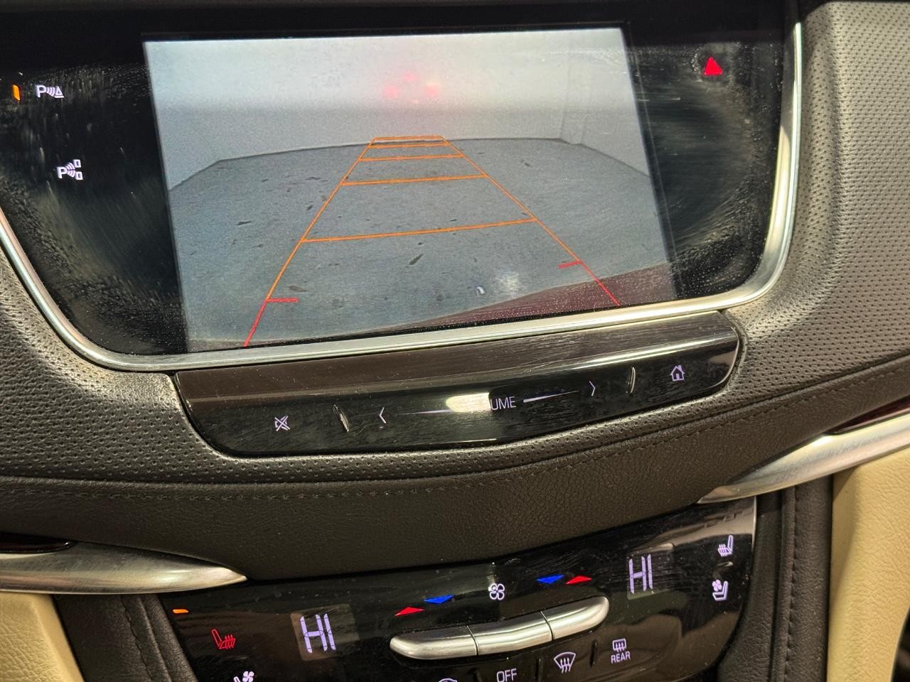 Cadillac XT5 Vehicle Full-screen Gallery Image 34