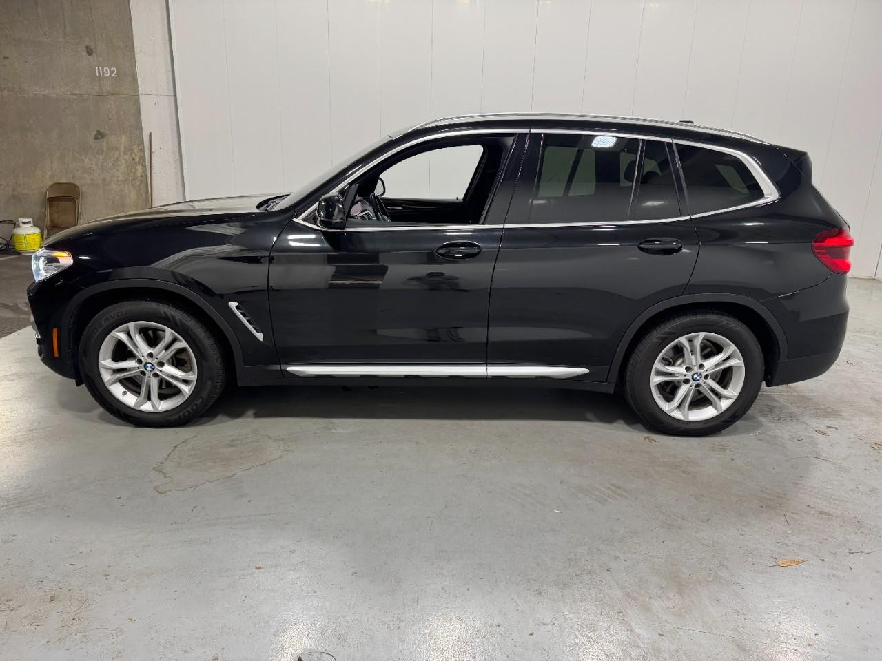 BMW X3 Vehicle Full-screen Gallery Image 2