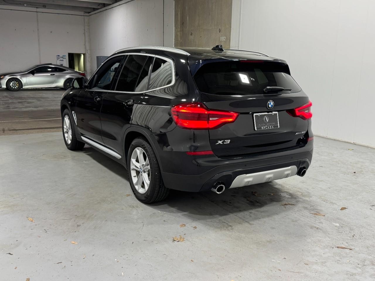 BMW X3 Vehicle Full-screen Gallery Image 3