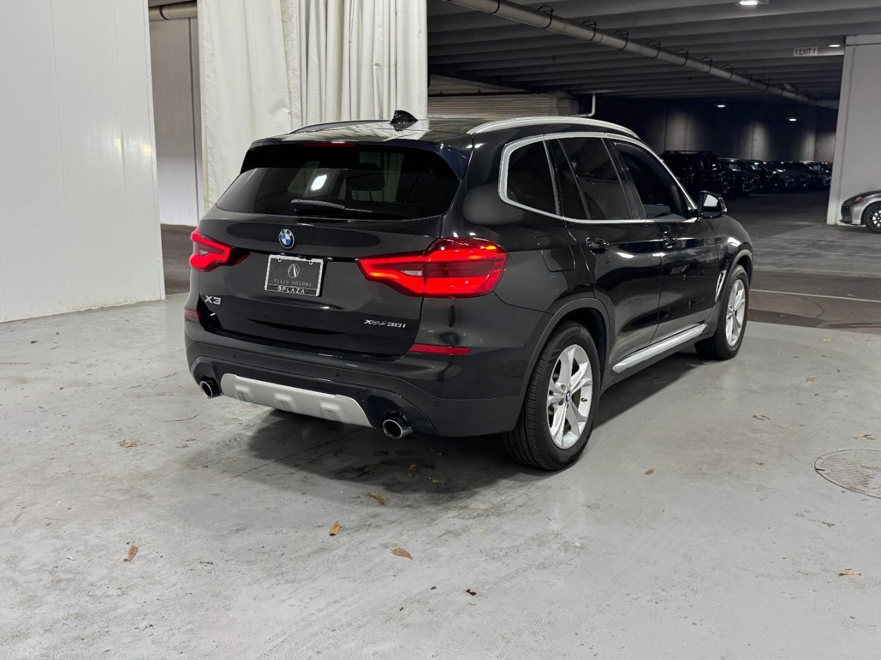 BMW X3 Vehicle Full-screen Gallery Image 4
