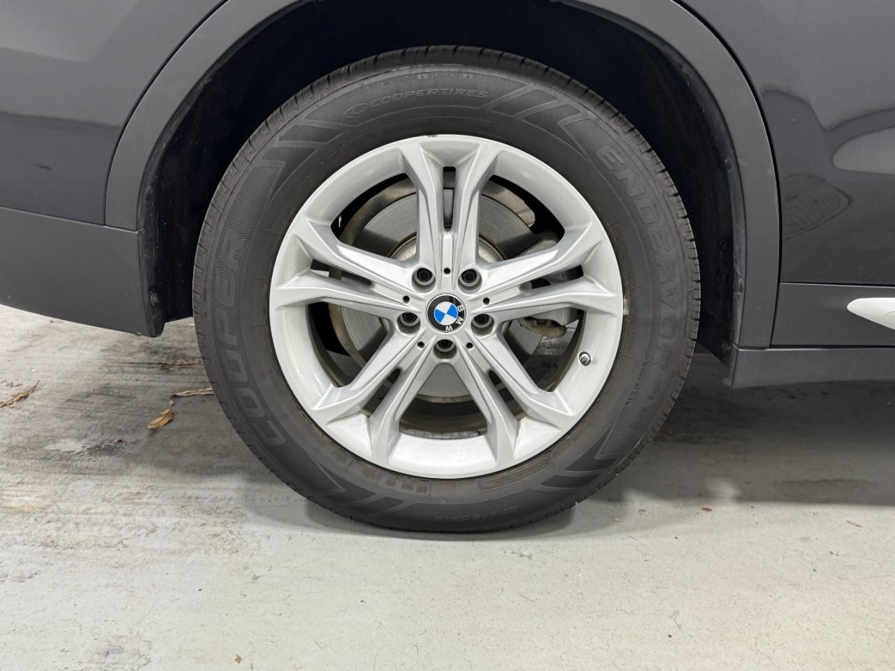 BMW X3 Vehicle Full-screen Gallery Image 5