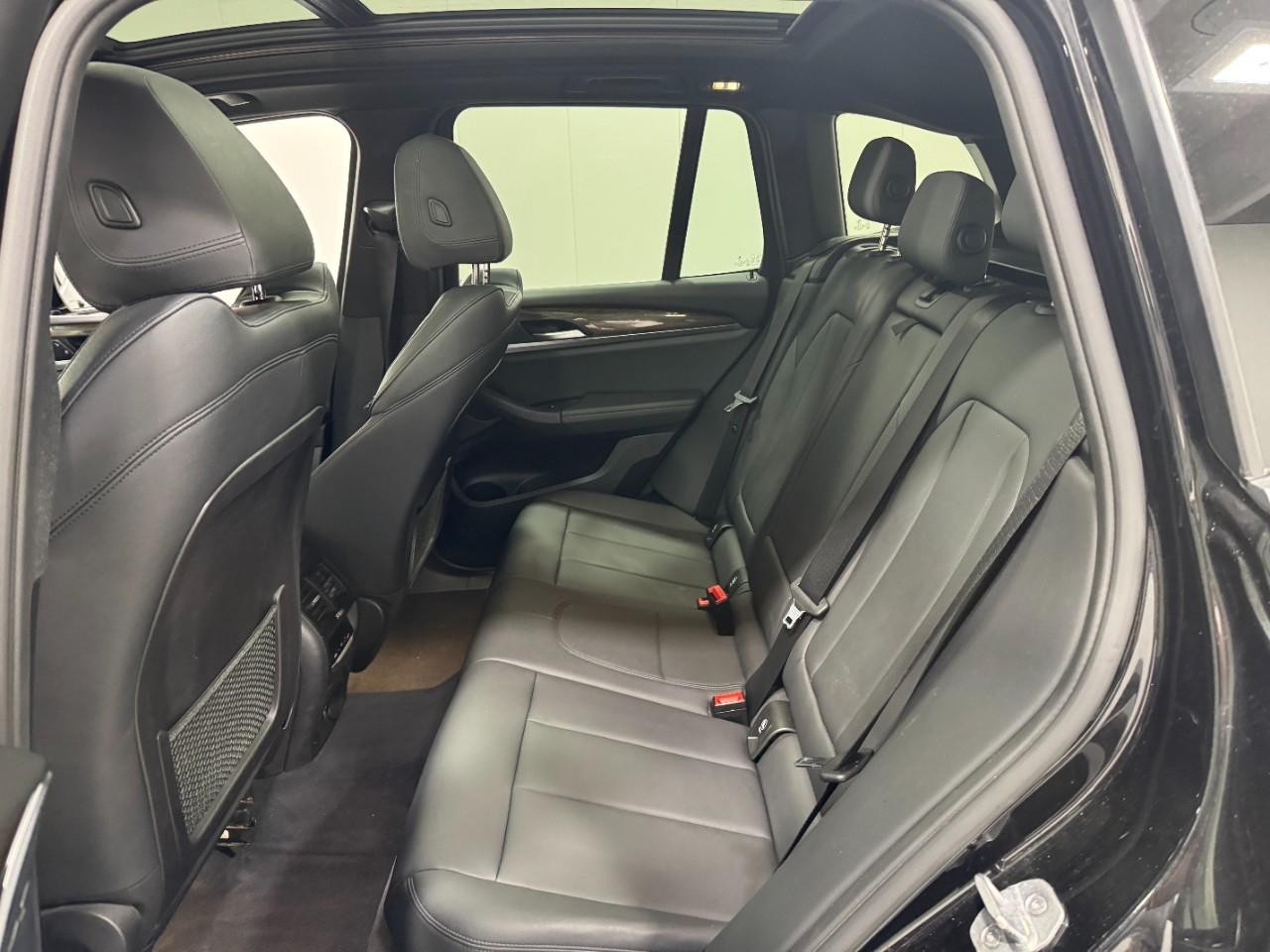 BMW X3 Vehicle Full-screen Gallery Image 8