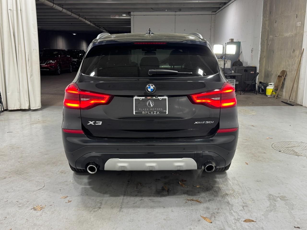 BMW X3 Vehicle Full-screen Gallery Image 9