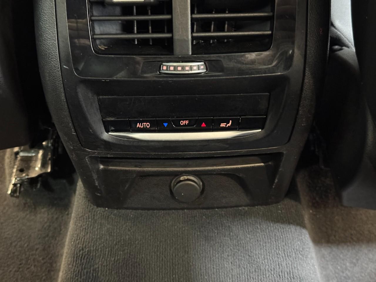 BMW X3 Vehicle Full-screen Gallery Image 11