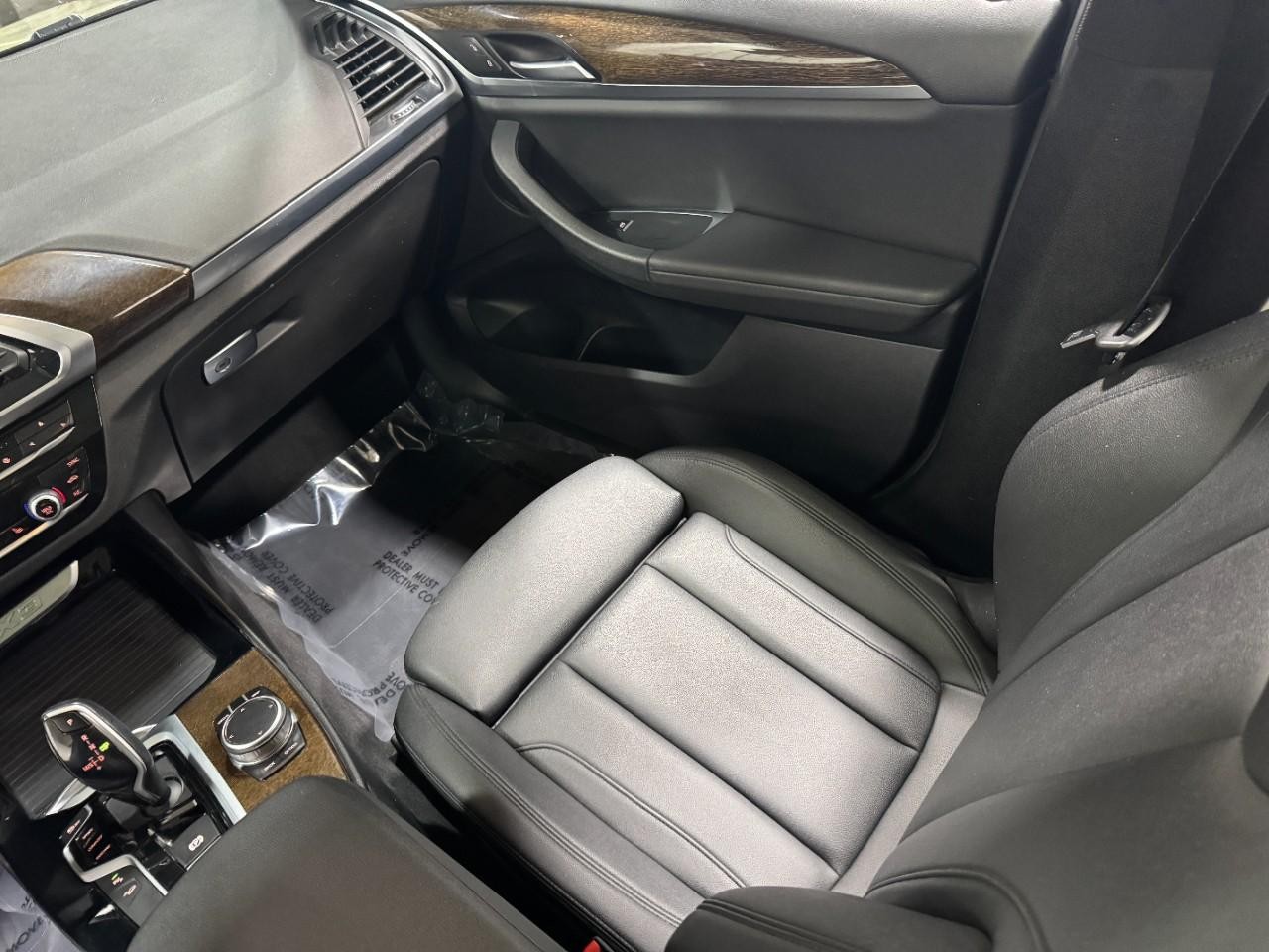 BMW X3 Vehicle Full-screen Gallery Image 18