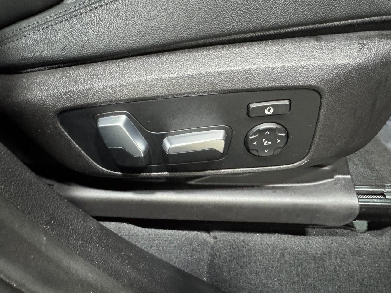 BMW X3 Vehicle Full-screen Gallery Image 21