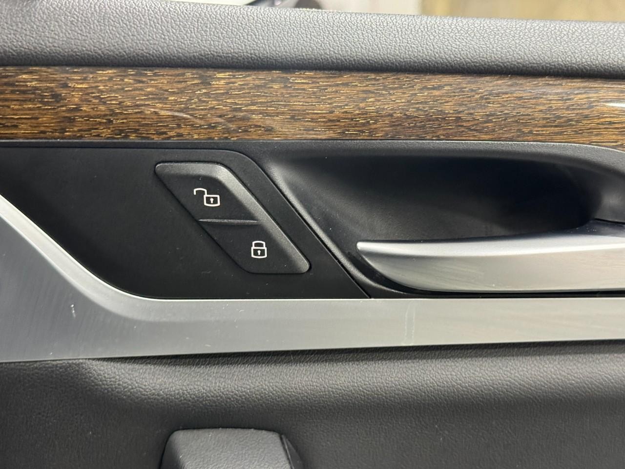 BMW X3 Vehicle Full-screen Gallery Image 22