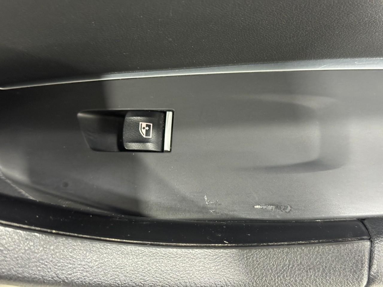 BMW X3 Vehicle Full-screen Gallery Image 23