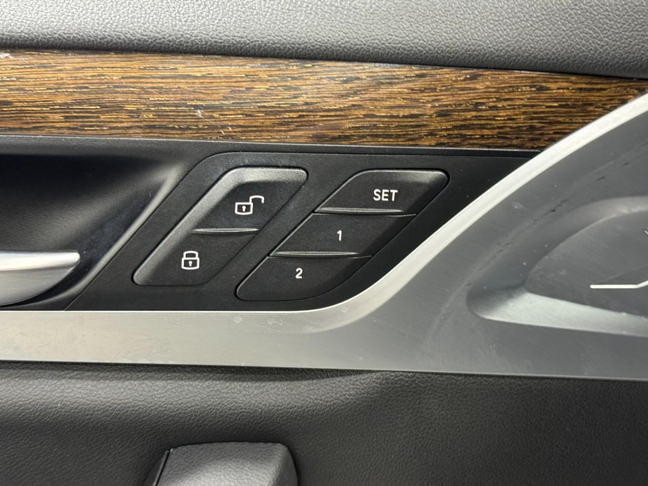 BMW X3 Vehicle Full-screen Gallery Image 24