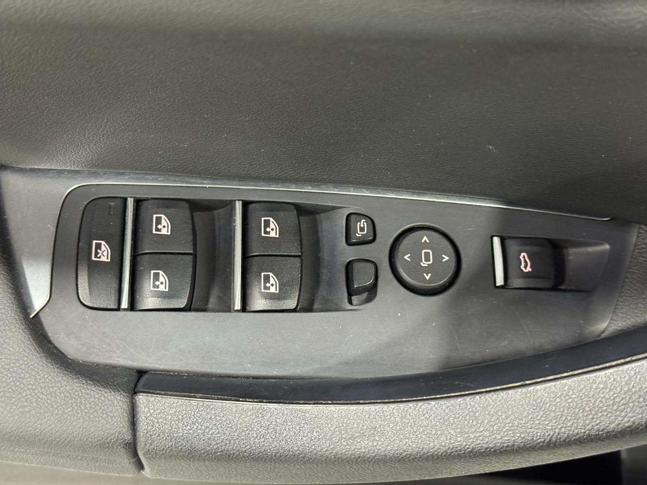 BMW X3 Vehicle Full-screen Gallery Image 25