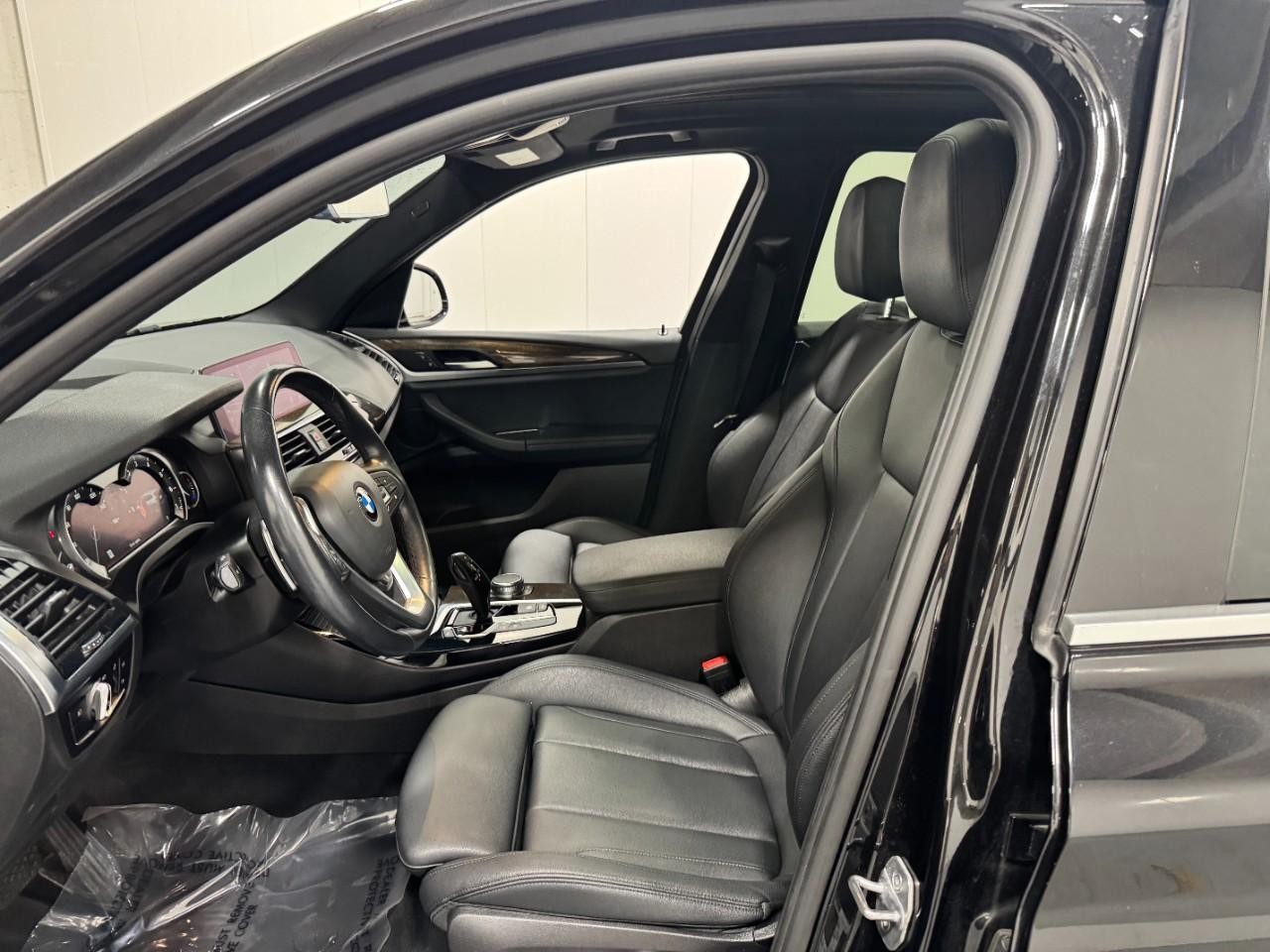 BMW X3 Vehicle Full-screen Gallery Image 26