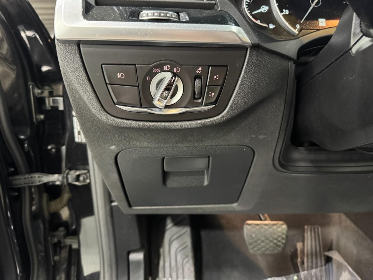 BMW X3 Vehicle Full-screen Gallery Image 29