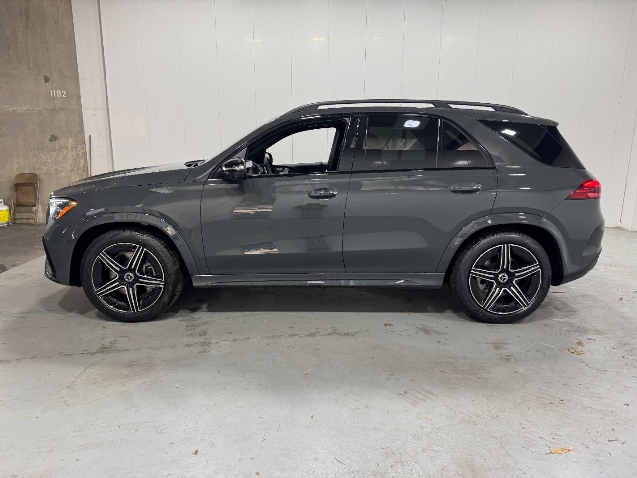 Mercedes-Benz GLE Vehicle Full-screen Gallery Image 2