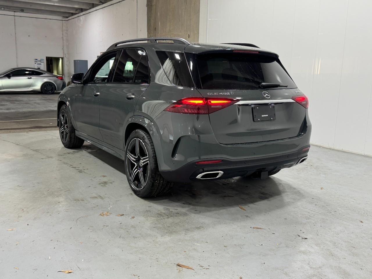 Mercedes-Benz GLE Vehicle Full-screen Gallery Image 3