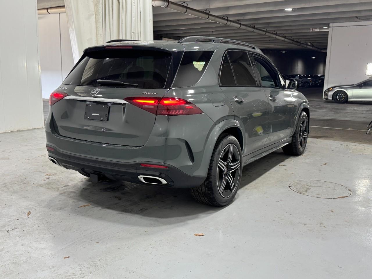 Mercedes-Benz GLE Vehicle Full-screen Gallery Image 4