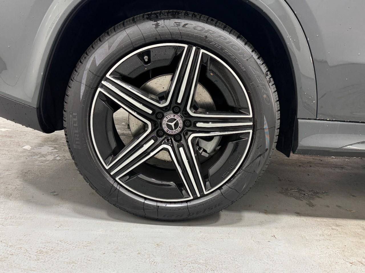 Mercedes-Benz GLE Vehicle Full-screen Gallery Image 5