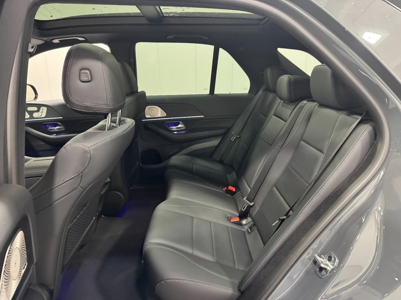 Mercedes-Benz GLE Vehicle Full-screen Gallery Image 8