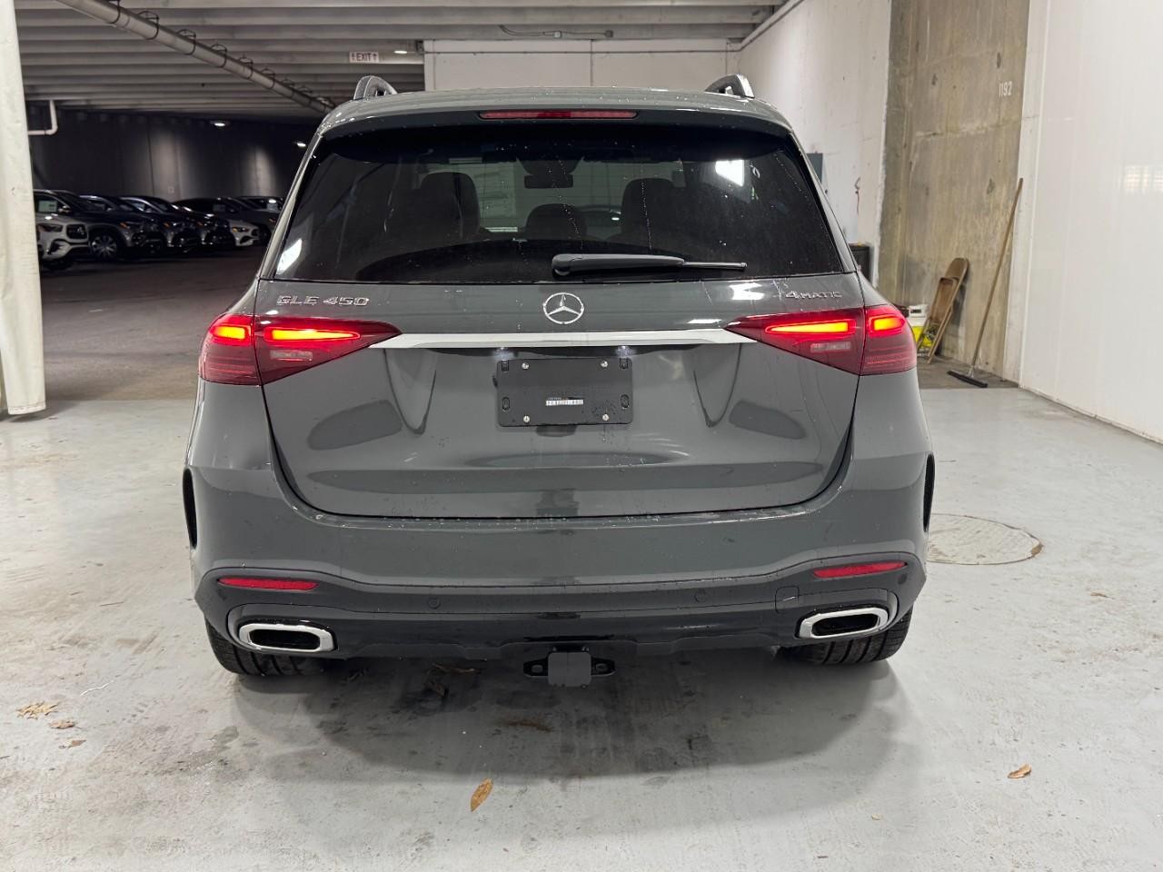 Mercedes-Benz GLE Vehicle Full-screen Gallery Image 9